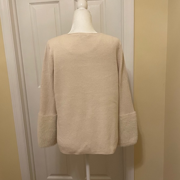 Cream sweater with faux fur cuffs - Picture 3 of 8